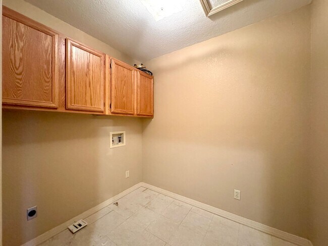 Building Photo - 3 Fox Run Ln