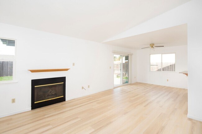 Building Photo - Lovely 3 Bedroom Home in Beautiful Los Alamos!