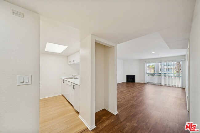 Building Photo - 870 Crenshaw Blvd