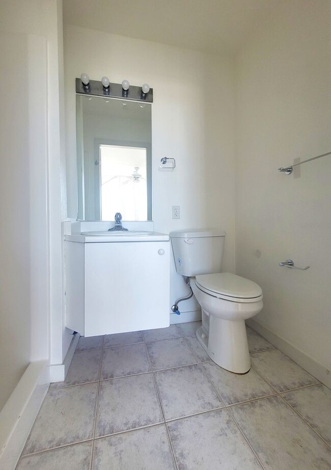 Building Photo - Updated Two Bedroom, Walk to Waterfront