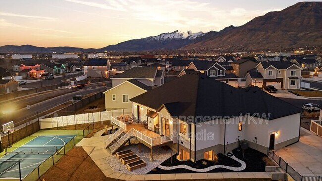Building Photo - 1437 W Valley Dr