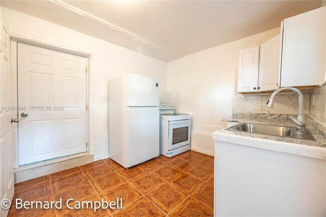 Building Photo - 918 NW 13th Ct