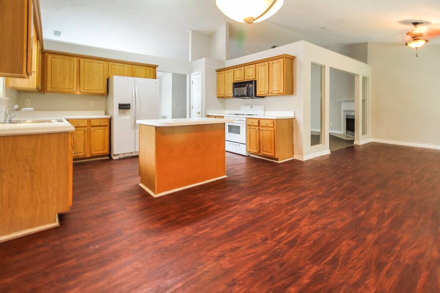 Building Photo - 5729 Lakeview Cir