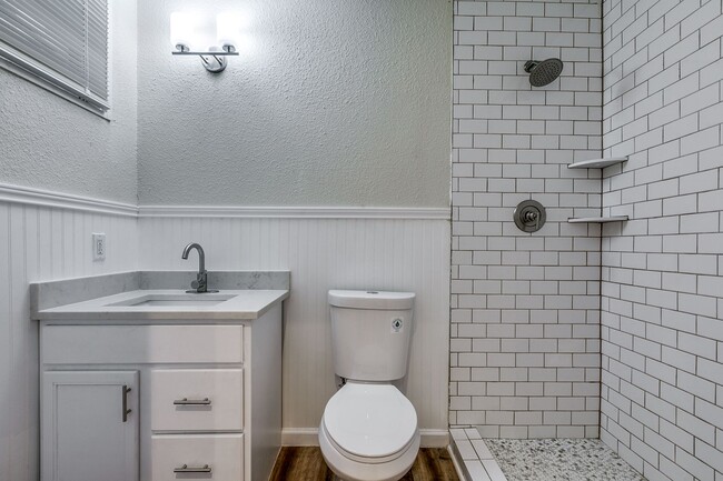 Building Photo - 511 E Hathaway Dr