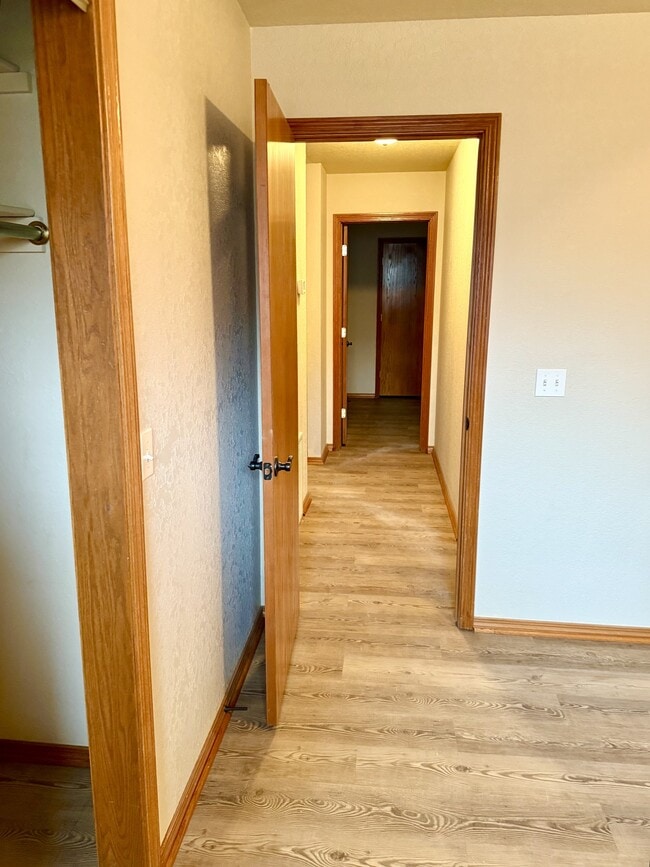 Building Photo - 2204 Lakeview Dr