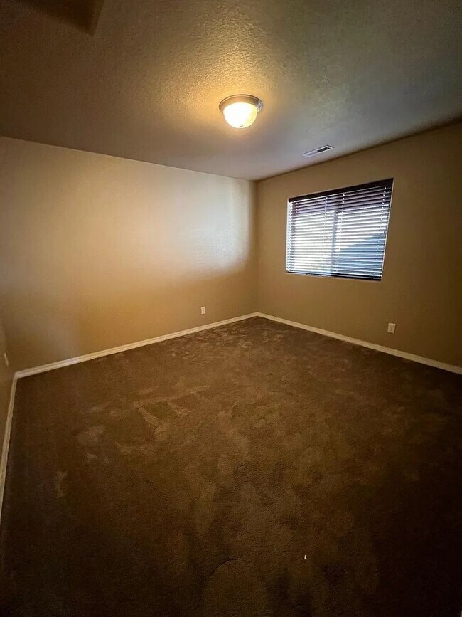 Building Photo - *COMING SOON* 3 Bedroom near Carson and Pe...