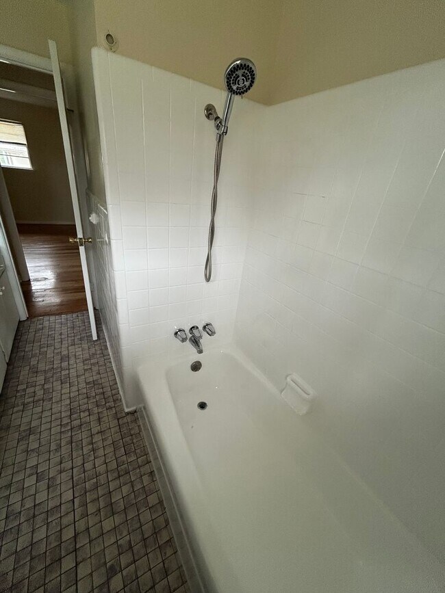 Building Photo - 3 Bedroom and 1.5 Bathroom