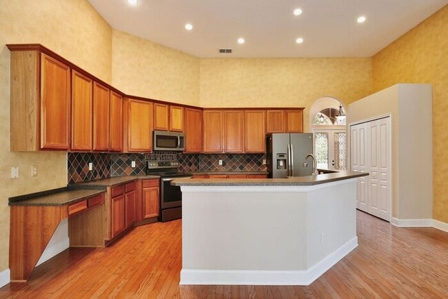 Building Photo - Stunning 4/3 Pool Home with a Bonus Room a...