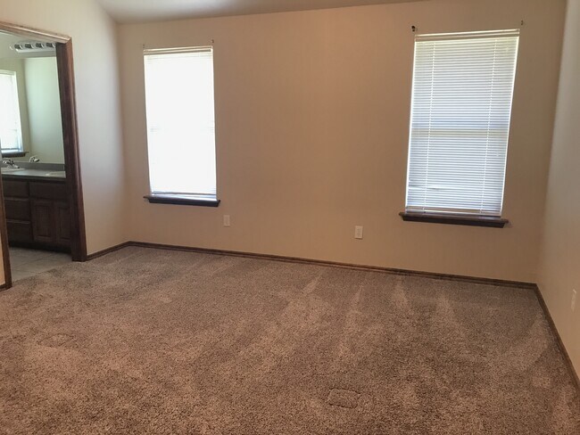 Building Photo - Open Plan - 3 Beds + Office - Moore Schools