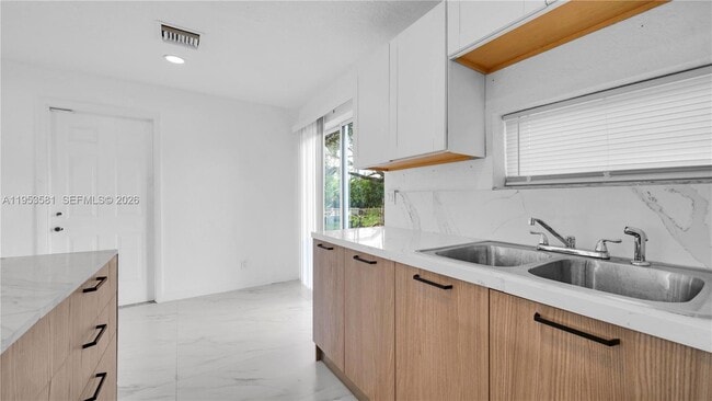 Building Photo - 4285 SW 48th Ct