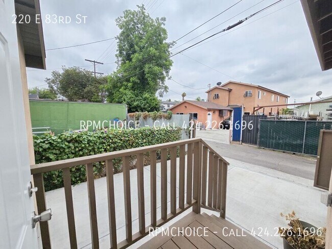 Building Photo - 220 E 83rd St