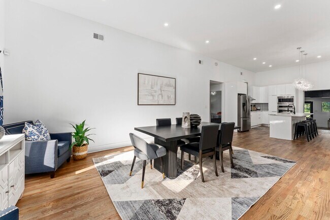 Building Photo - 2874 Grand Ave SW