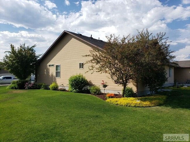 Building Photo - Charming 3-Bedroom, 2-Bathroom Twin Home in Stonebridge Subdivision