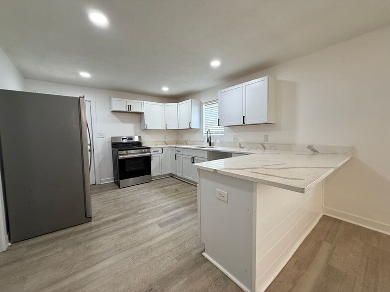 Building Photo - 523 N Alton Ave