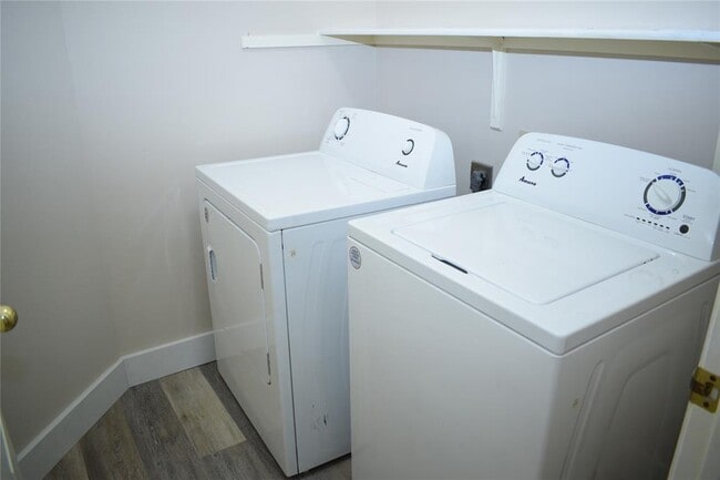 Building Photo - 3810 Newland Dr