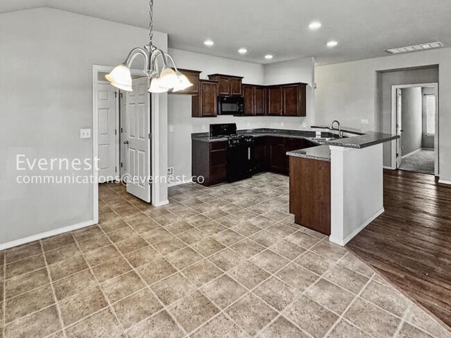 Building Photo - 3 Bed/2 Bath Home with Fenced Yard & Garage / Pet-Friendly / Available Soon!