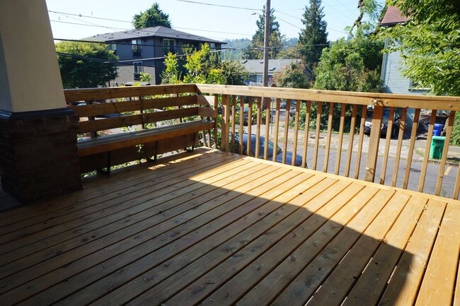 Building Photo - Amazing two bedroom sellwood beauty!