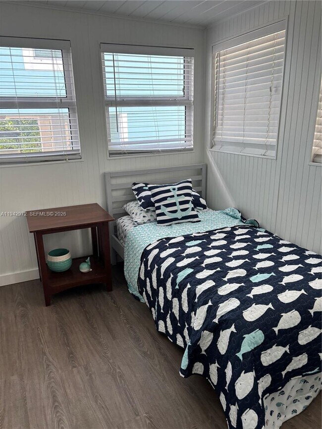 Building Photo - 124 S Bay Harbor Dr