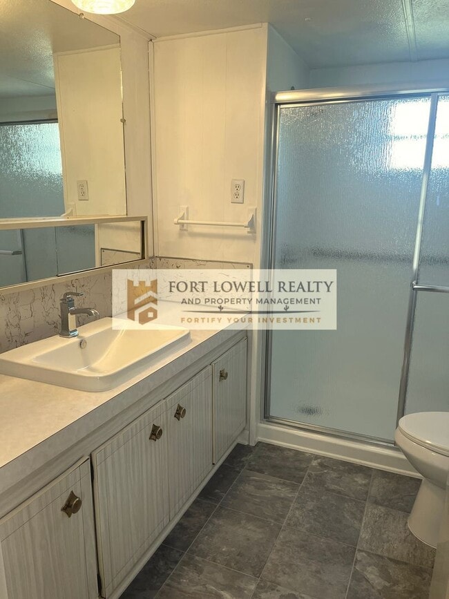 Building Photo - 2 bed/1 Bath with Washer & Dryer