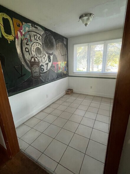 Dining Area - 1129 W Carson St