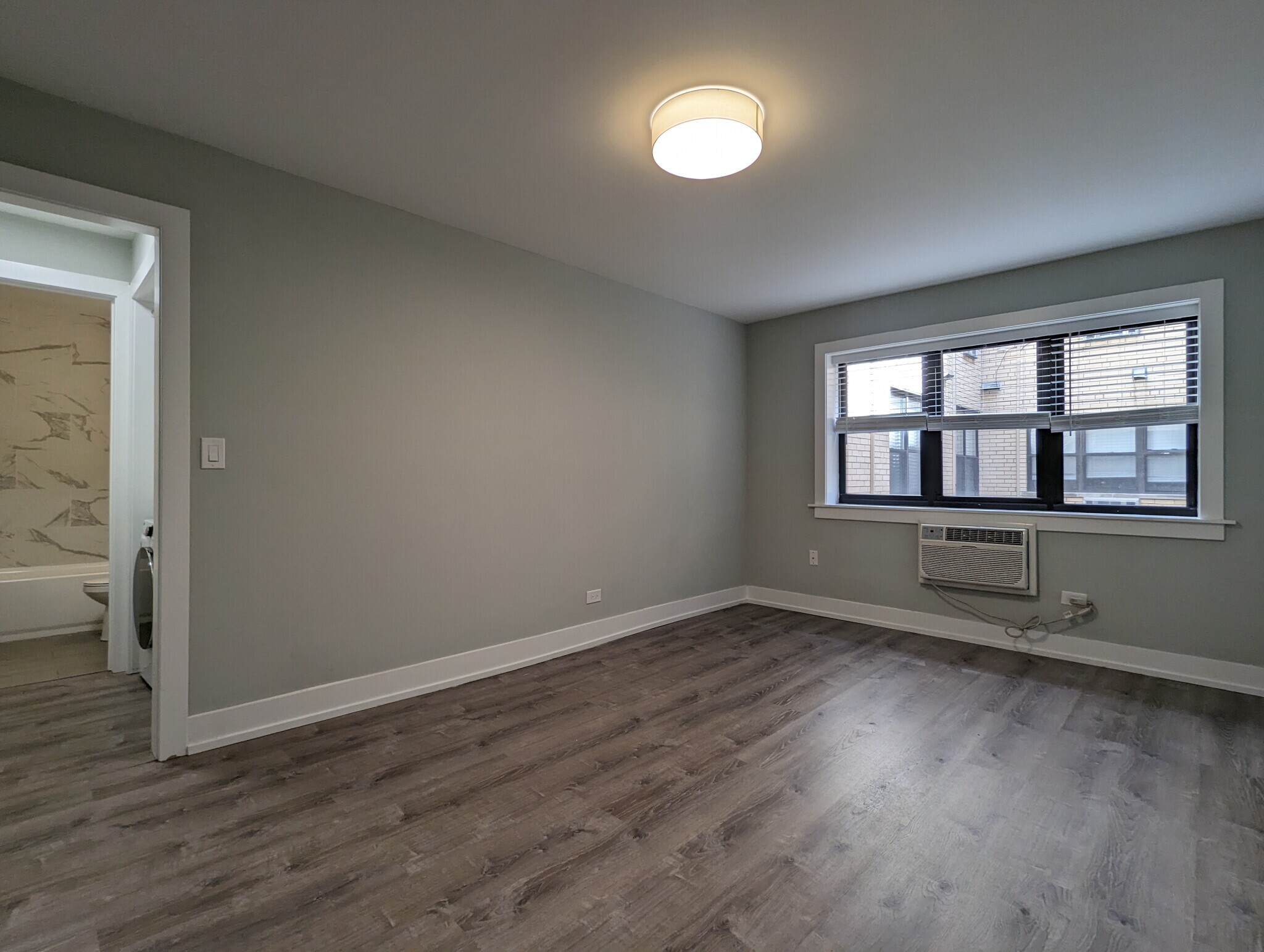 Building Photo - 454 W Barry Ave