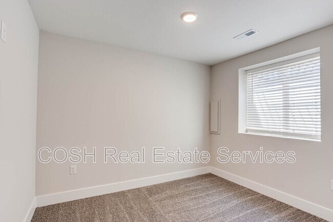 Building Photo - 8447 W 37th Ct N