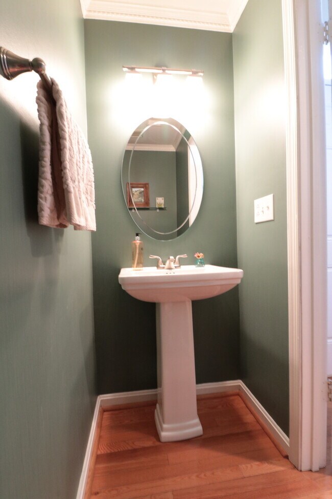 Building Photo - Gorgeous Luxury TH 4 bed, 3.5 bath w/ Wood...