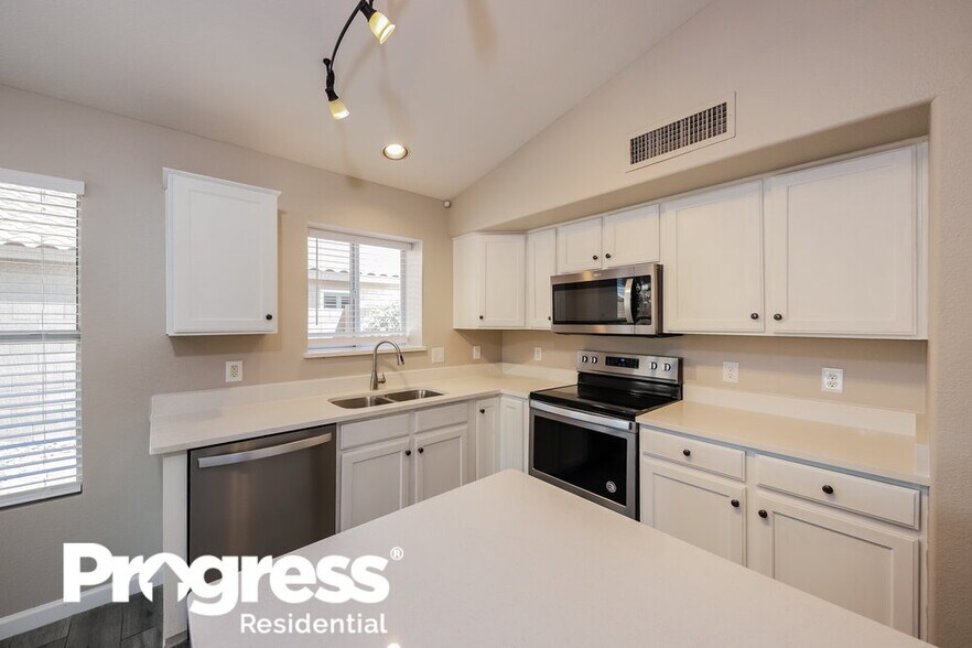Building Photo - 9626 W Clara Ln
