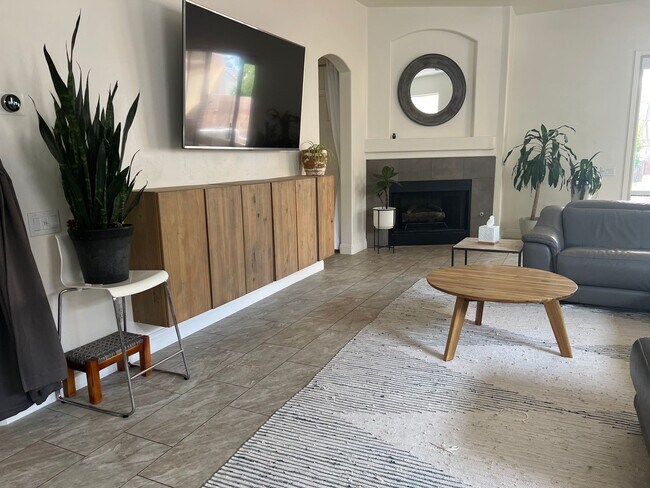 Building Photo - Gorgeous Northwest 3 Bedroom!