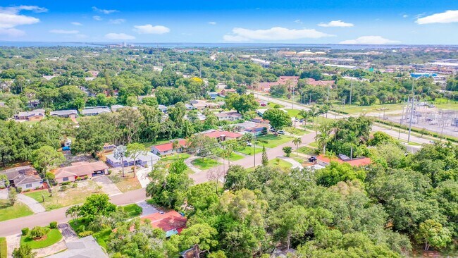 Building Photo - Charming Three bedroom one bath with huge backyard