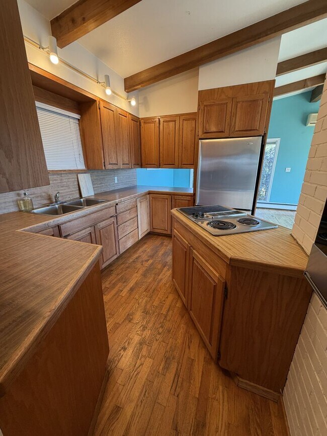 Building Photo - 1150 N 5th St