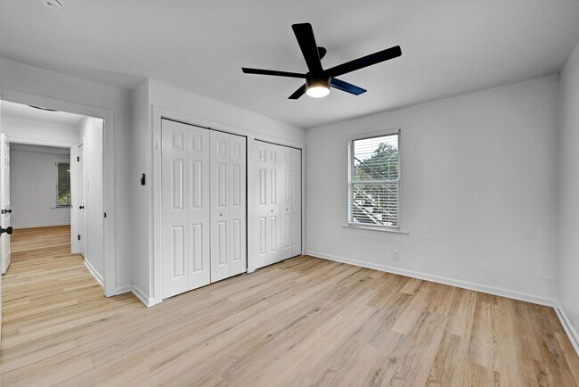 Building Photo - 8 bed 5 Bath house in center of West campus Pre Lease Aug 2026