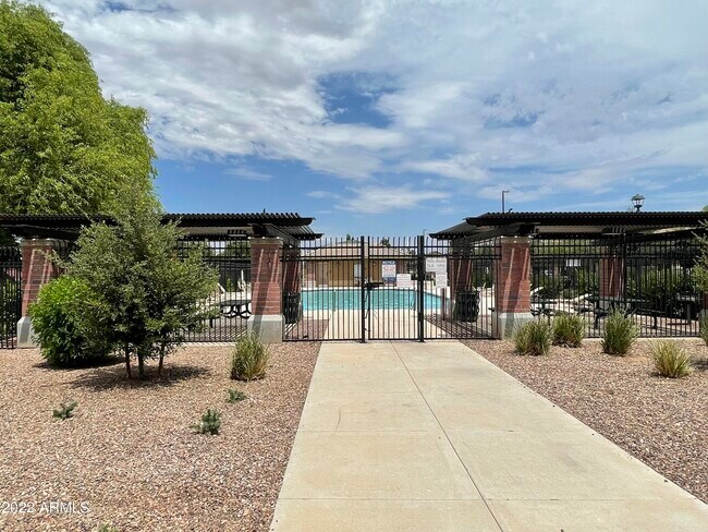 Building Photo - 2924 S Cole Dr