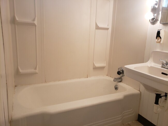 Building Photo - r1186t