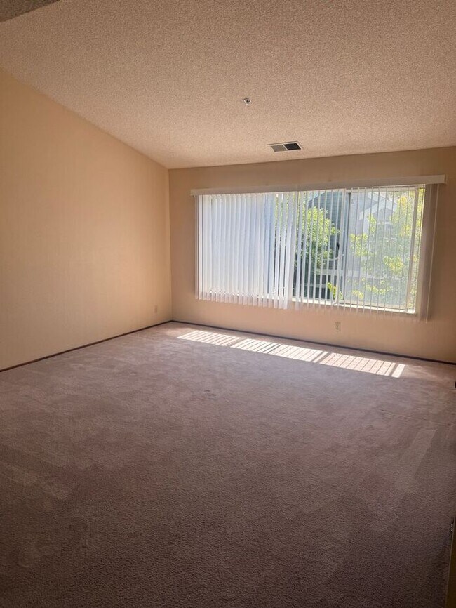 Building Photo - Wonderful 2 Bedroom, 2.5 Bath Condo!
