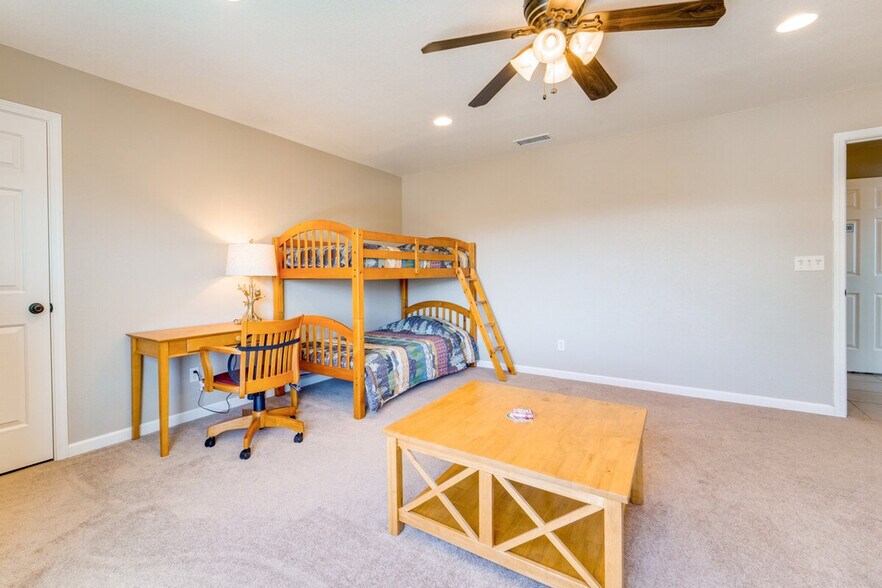 Building Photo - 799 Lookout Point Cir