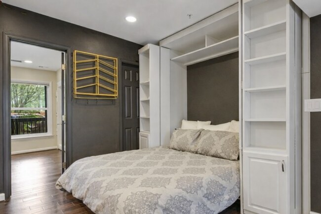 Building Photo - Bright, modern Capitol Hill 1 bed/1 bath condo with private outdoor space and secured parking