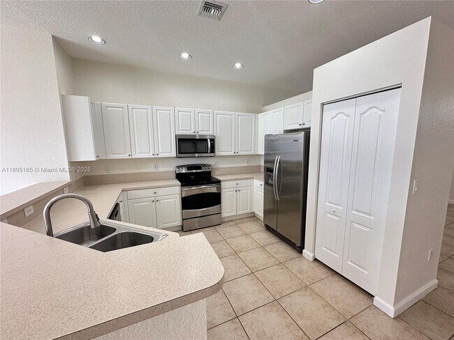 Building Photo - 1365 SW 154th Ct