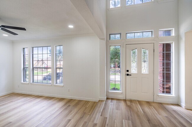 Building Photo - 7625 Shadow Wood Dr