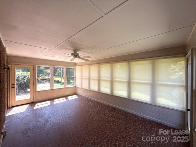 Building Photo - 1127 Queensgate St