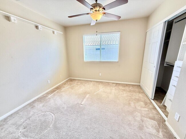 Building Photo - Amazing Peccole Ranch Home 4 beds & Pool