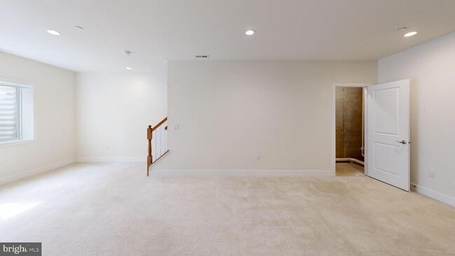 Building Photo - 909 Lakeview Ct