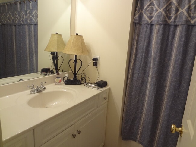 Building Photo - Handsome End Unit Townhouse in Taylor Springs