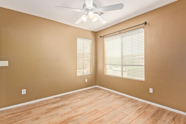 Building Photo - Stunning 3 Bed/2 Bath Home in Gated Commun...