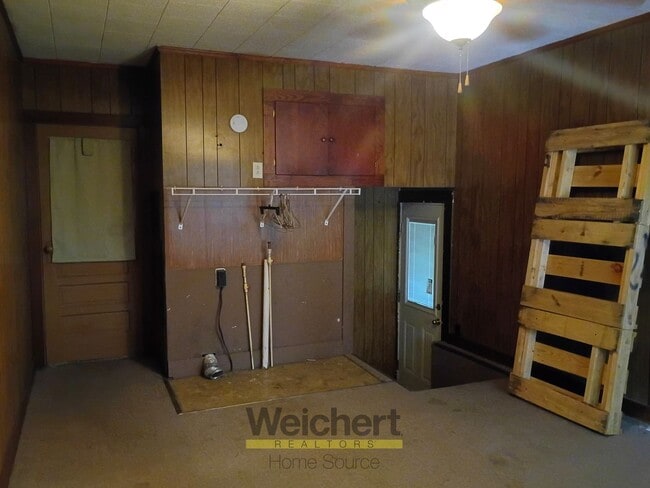 Building Photo - 3BR Home with Basement, Screened Porch & Garage