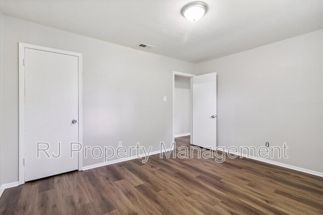 Building Photo - 2800 Tarbora Ave