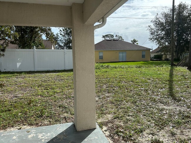 Building Photo - Deltona home - Move in ready.