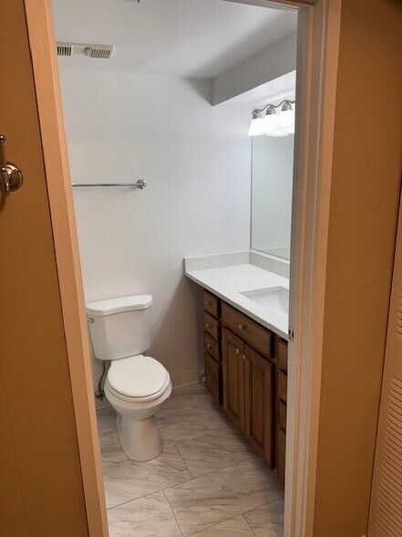 Building Photo - 1450 Plymouth Ln