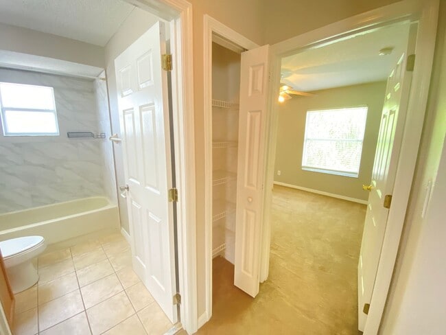 Building Photo - Spacious 4/3 Single Family Home!!