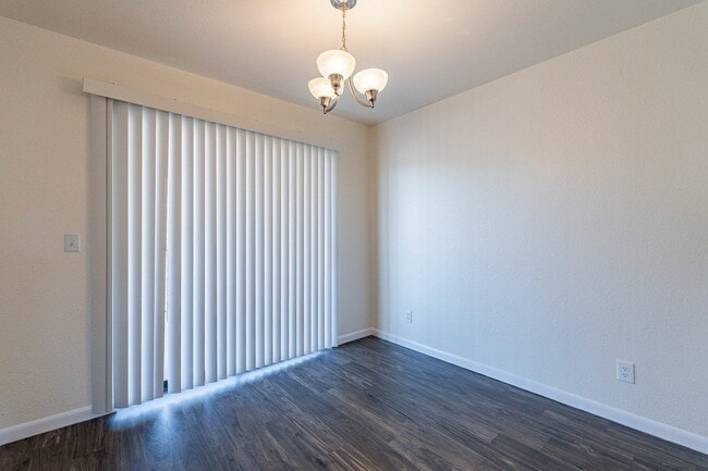 3BR, 2BA - 1,080SF - Shadowbrook